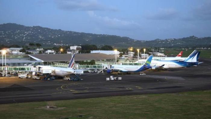     Une quarantaine de passagers en partance pour la Guadeloupe bloqués à l’aéroport Aimé-Césaire

