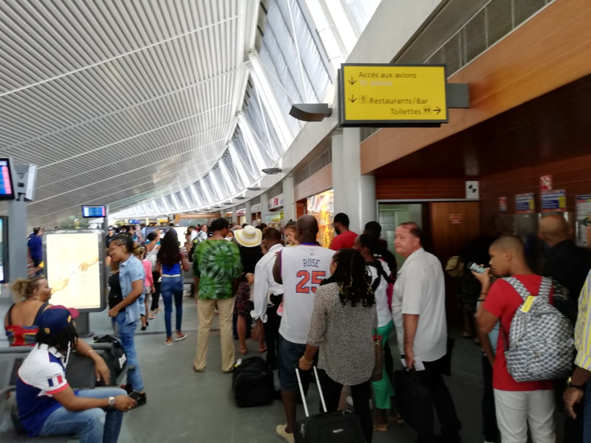     Les départs en vacances et des contrôles approfondis provoquent d'interminables queues à l'aéroport

