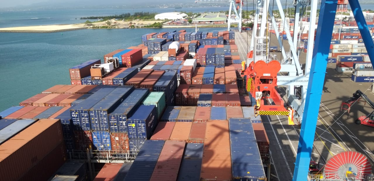     Un porte-conteneur géant fait escale pour la première fois en Guadeloupe

