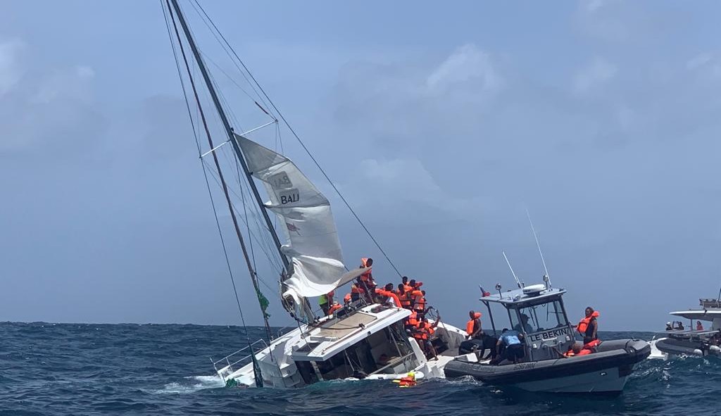     Un catamaran en train de couler au niveau du Cap Ferré à Sainte-Anne (VIDEO)

