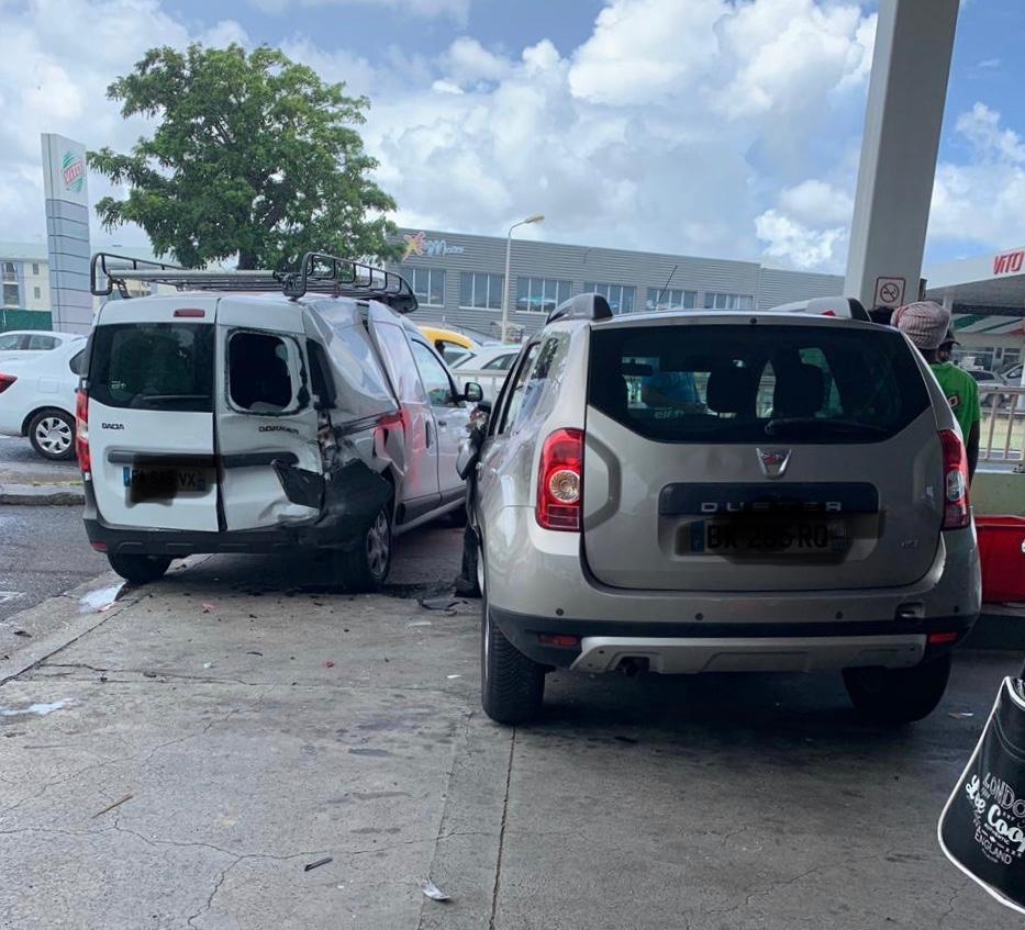     Deux véhicules impliqués dans un accident à la station Vito de l'aéroport

