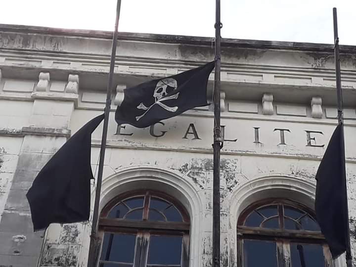     Trois drapeaux pirates hissés puis retirés sur le fronton de l'ancien palais de justice de Fort-de-France

