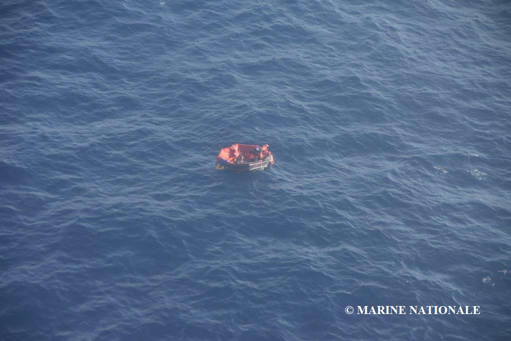     Opération de sauvetage en mer : le Bourbon Rhode a sombré. Trois radeaux de sauvetage recherchés et trois personnes rescapées

