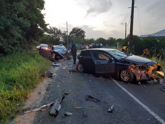     Spectaculaire accident de la route à Port-Louis 

