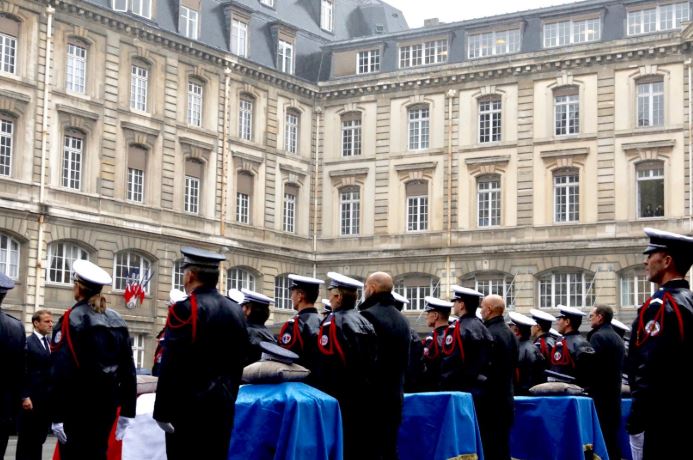     Emmanuel Macron rend hommage aux victimes de la tuerie de la Préfecture de Police de Paris

