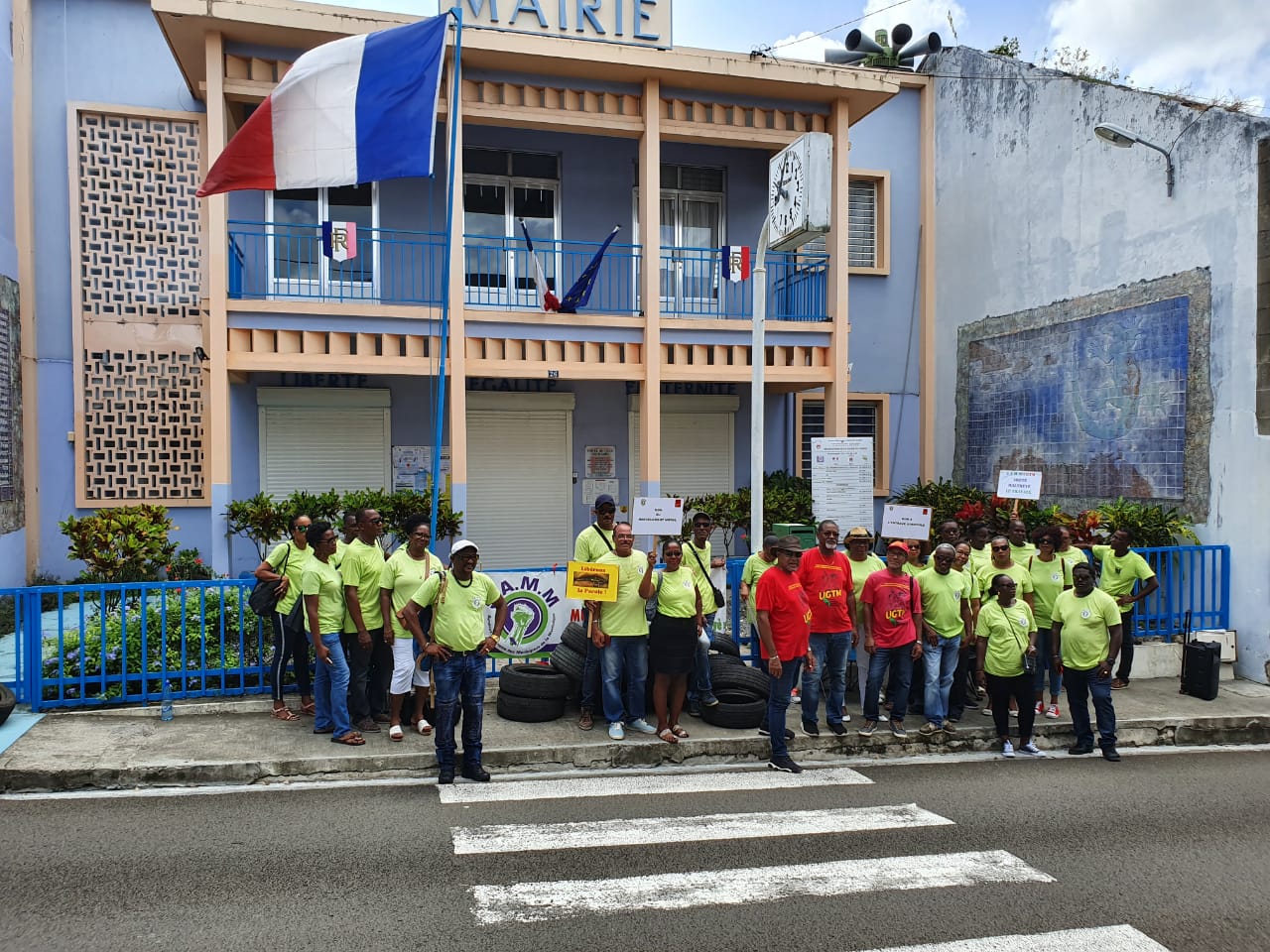     Des membres d'un syndicat mobilisés devant la mairie du Marin

