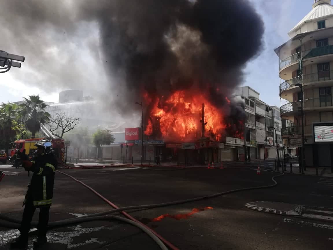     Le magasin SFR à côté de l'incendie visé par des cambrioleurs

