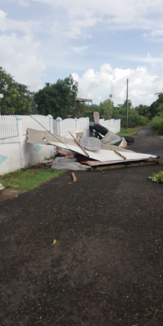     Une "tornade" provoque des dégâts à Port-Louis 

