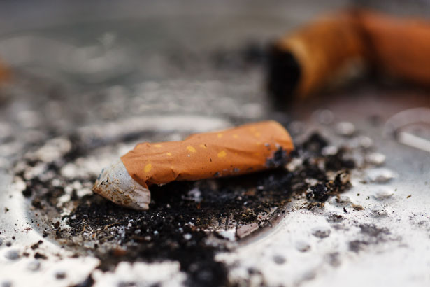     La cigarette bientôt interdite à la plage, dans les forêts et près des établissements scolaires

