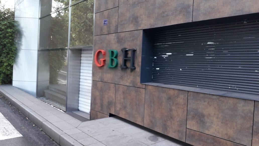     Les sigles GBH sur la façade du siège du Groupe Bernard Hayot repeints en rouge vert noir

