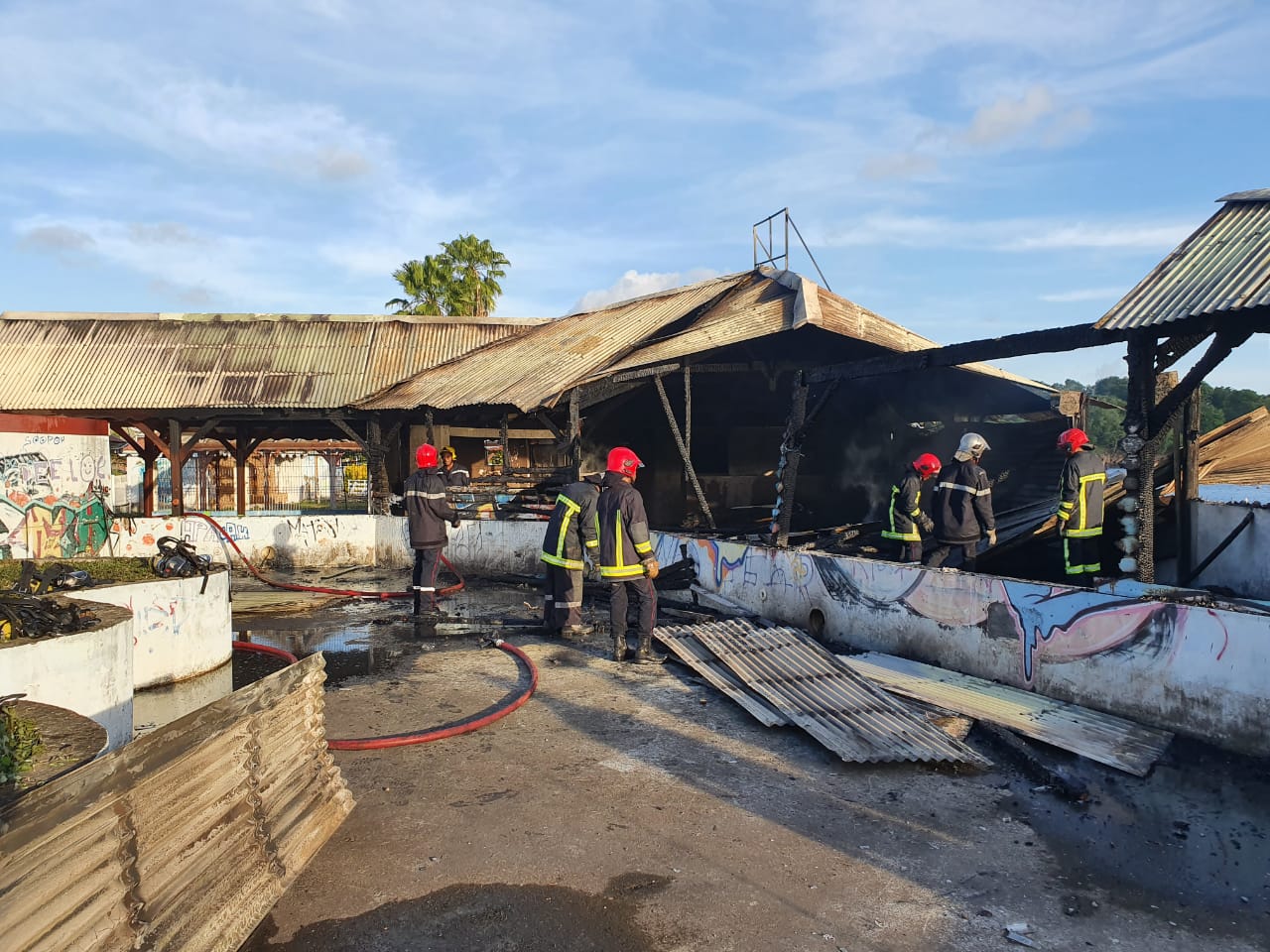     Un ex-restaurant de Schoelcher ravagé par les flammes

