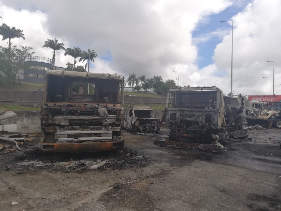 13 véhicules calcinés suite à un incendie dans la zone industrielle de Jambette