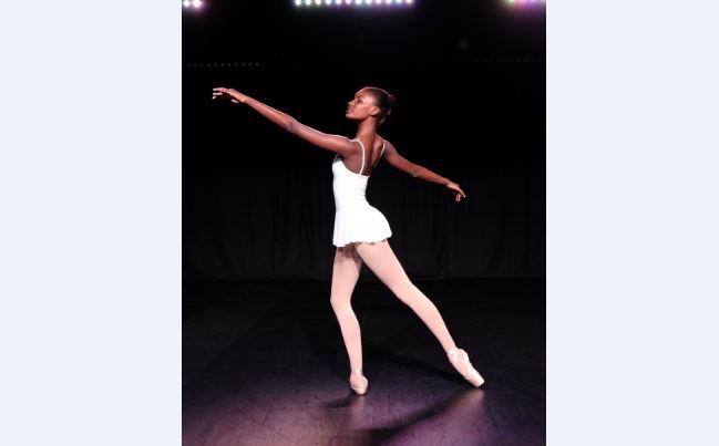     À Cuba, Louane apprend la danse classique à grands pas

