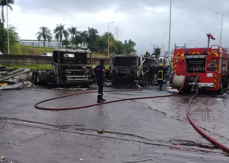     13 véhicules calcinés suite à un incendie dans la zone industrielle de Jambette

