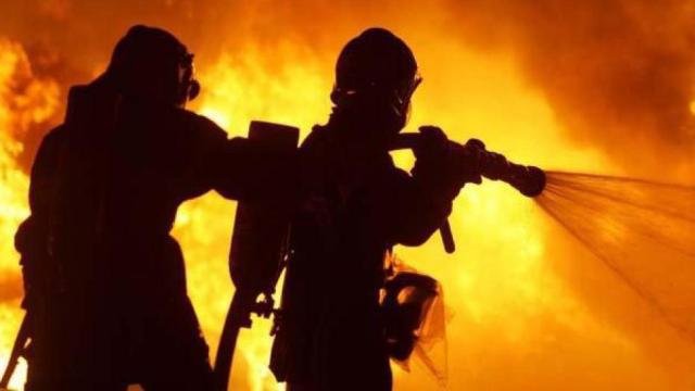     Les pompiers luttent contre un important feu de broussailles au Diamant

