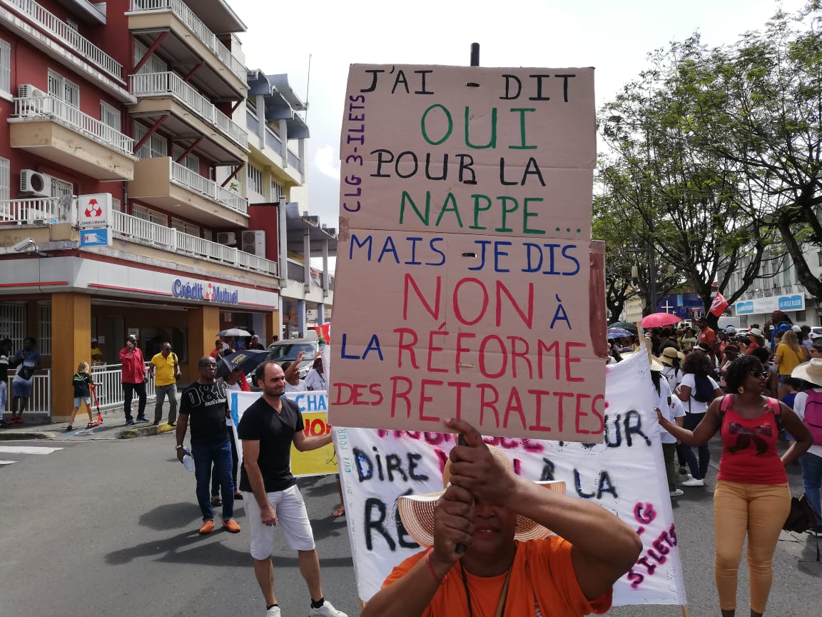    Environ 1 500 personnes dans les rues de Fort-de-France afin de protester contre la réforme des retraites

