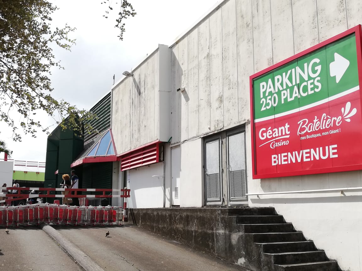 Les employés de l&#039;hypermarché Géant bloquent le centre commercial de Bâtelière