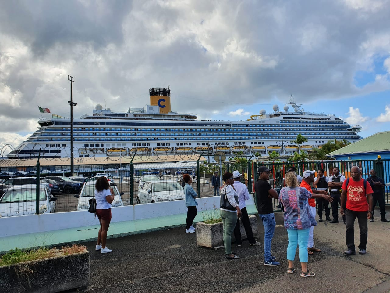     Après contrôle des autorités sanitaires, les passagers du Costa Magica descendent du navire

