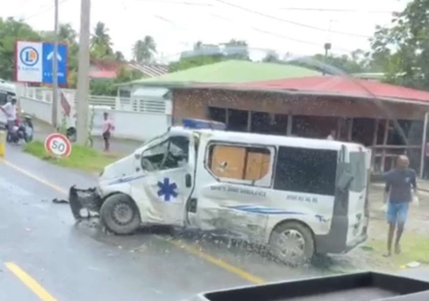     Accident sur la Riviera au Gosier : ambulance contre poteau 

