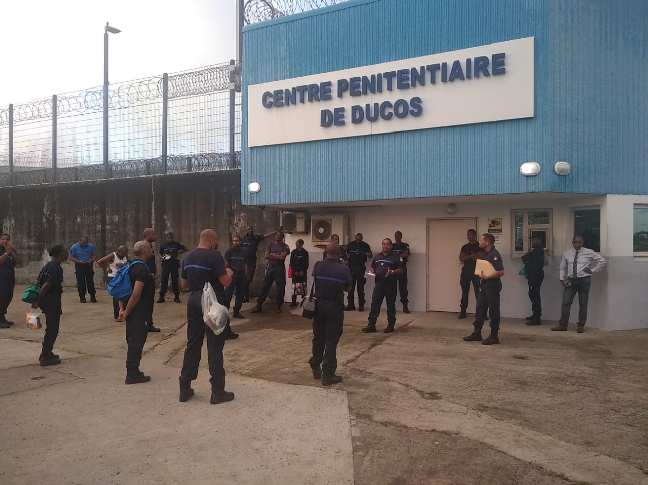     Des agents pénitentiaires mobilisés devant la prison de Ducos

