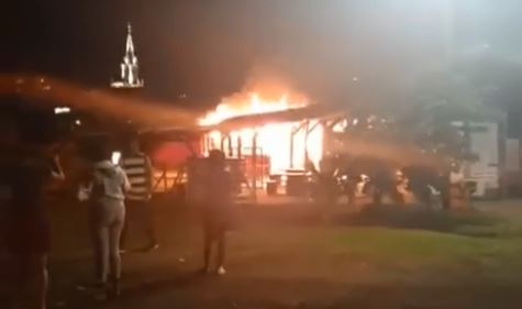     Le local d'un groupe de carnaval fortement endommagé par un incendie

