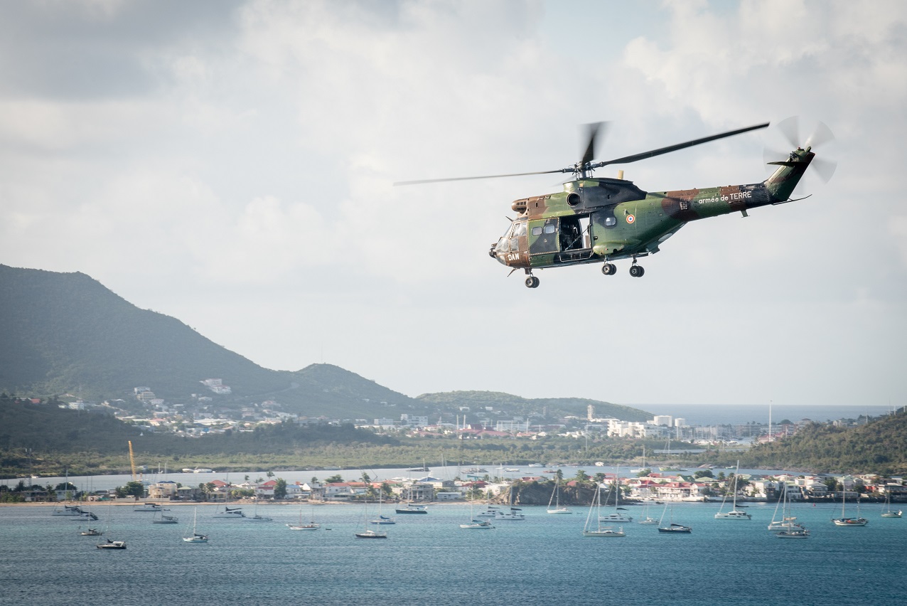     COVID-19 : évacuation médicale de la Guadeloupe vers la Martinique par un hélicoptère du Dixmude

