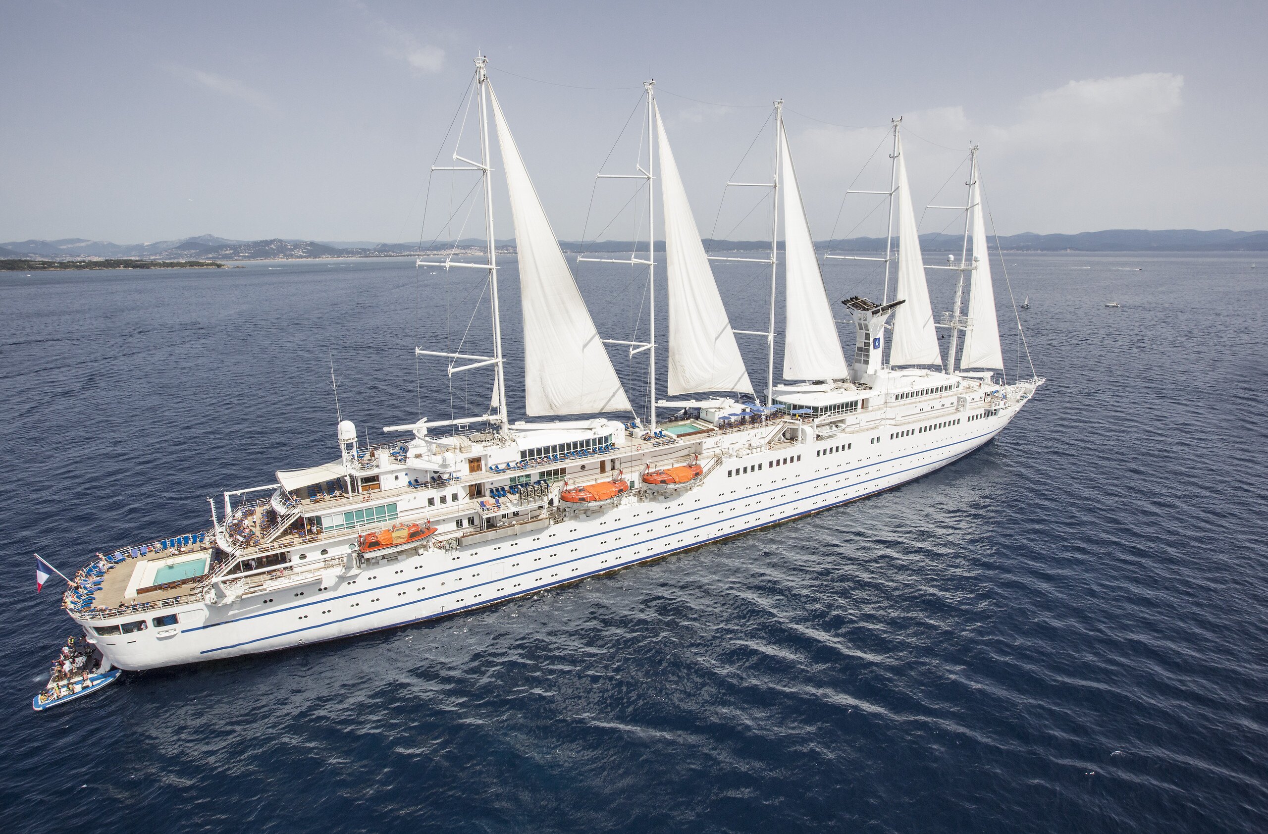     Le bateau de croisière le Club Med 2 quitte la Martinique

