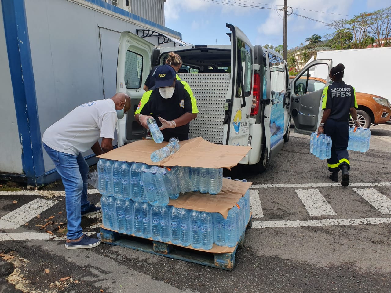     Un don de 80 packs d'eau distribué à des étudiants isolés


