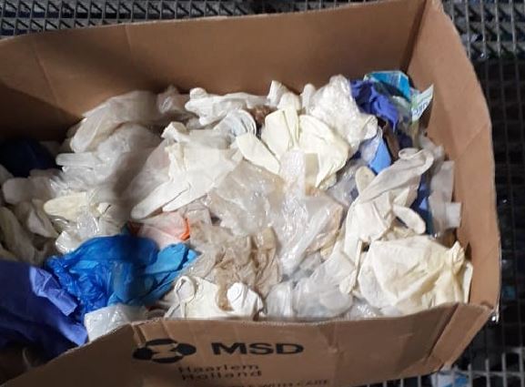     Des gants usagés retrouvés dans les déchets à recycler

