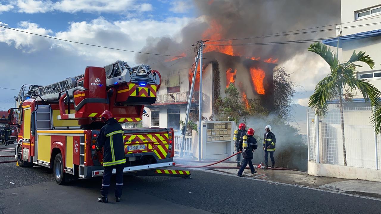 [Vidéos] Une maison inhabitée est la proie des flammes au boulevard de Verdun