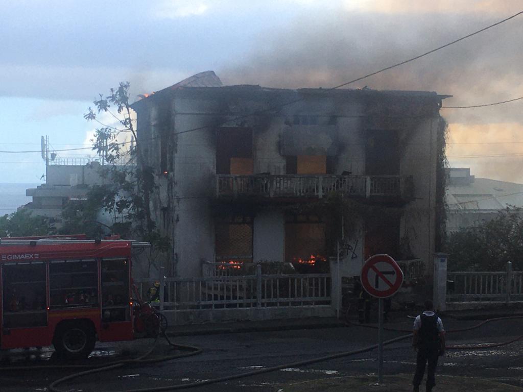 [Vidéos] Une maison inhabitée est la proie des flammes au boulevard de Verdun