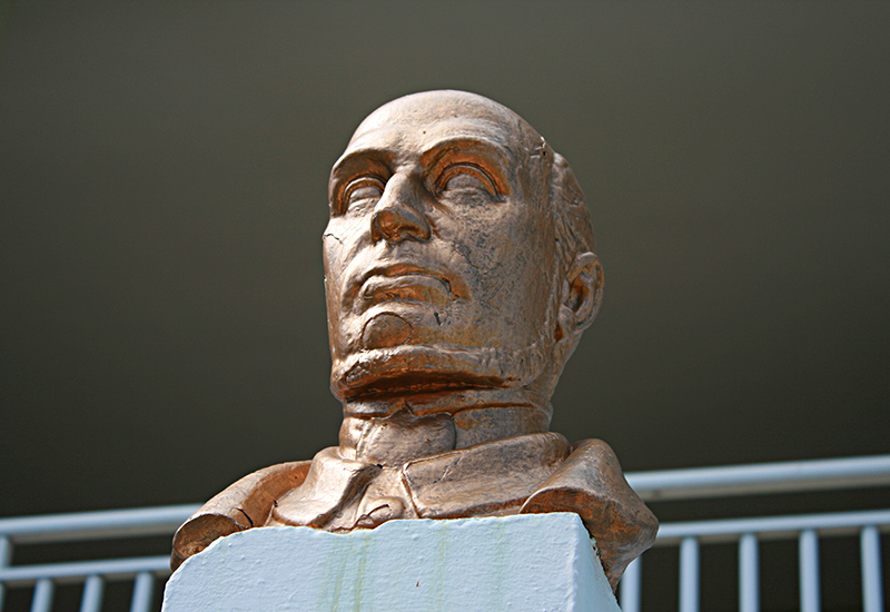     La statue de Schœlcher à Vieux-Habitants dégradée 


