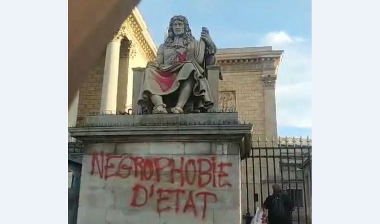     Un graffiti et de la peinture rouge sur la statue de Colbert devant l'Assemblée nationale

