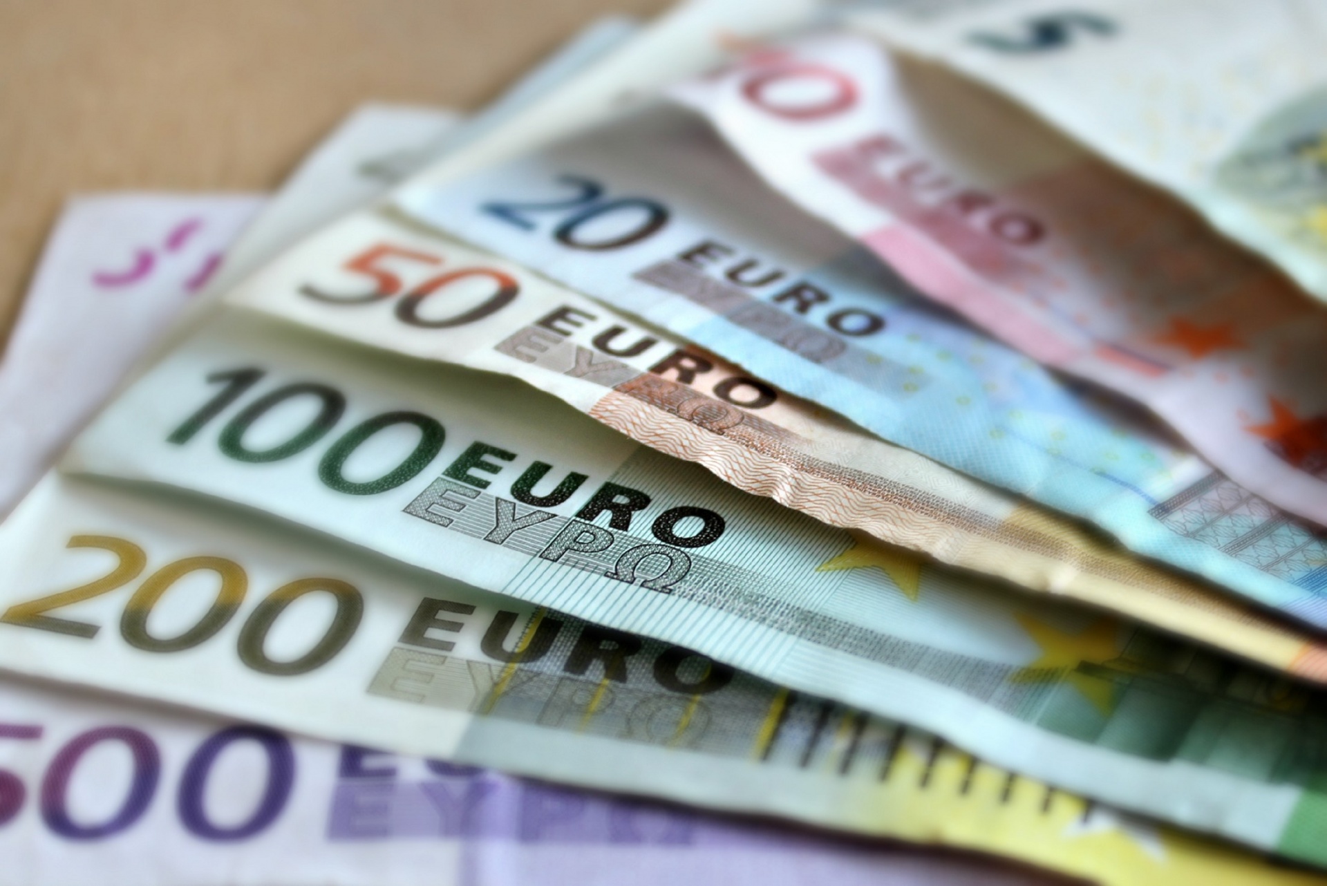     Un faussaire audacieux retire 4000 euros à la banque grâce à des papiers volés 


