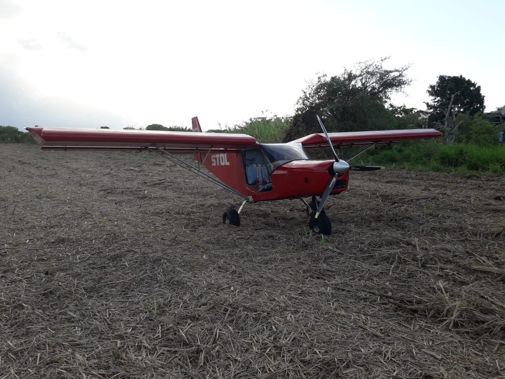     Un petit avion se pose en urgence dans un champ à Marie-Galante 

