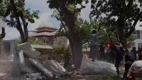     Statues détruites : "l'action inadmissible d'une minorité violente", réagit le préfet

