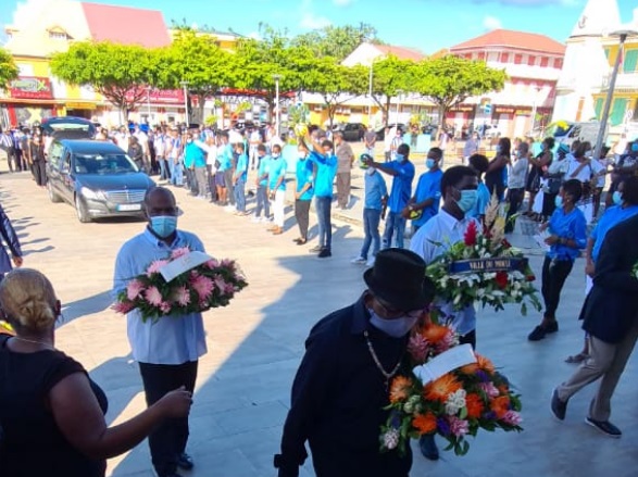     Hommage lors des funérailles d'Ali Ouana au Moule 

