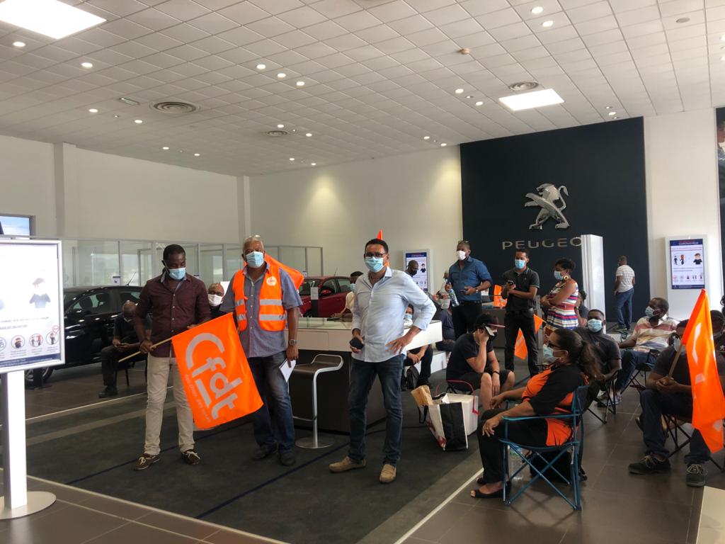     Des salariés de Peugeot en grève pour contester un licenciement

