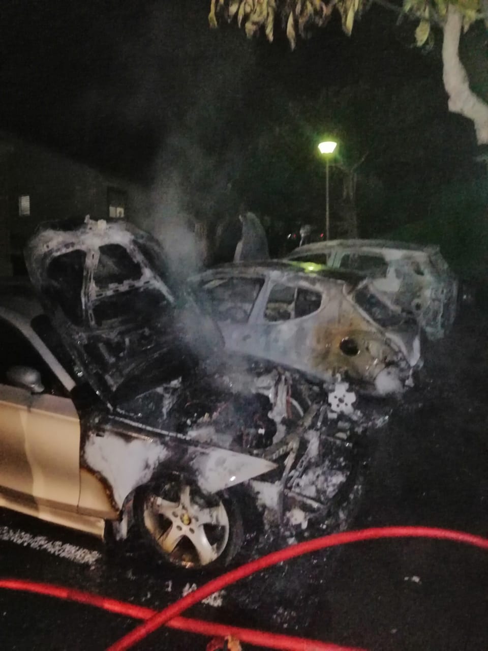     Incendie de véhicules à Sainte-Anne : une enquête ouverte

