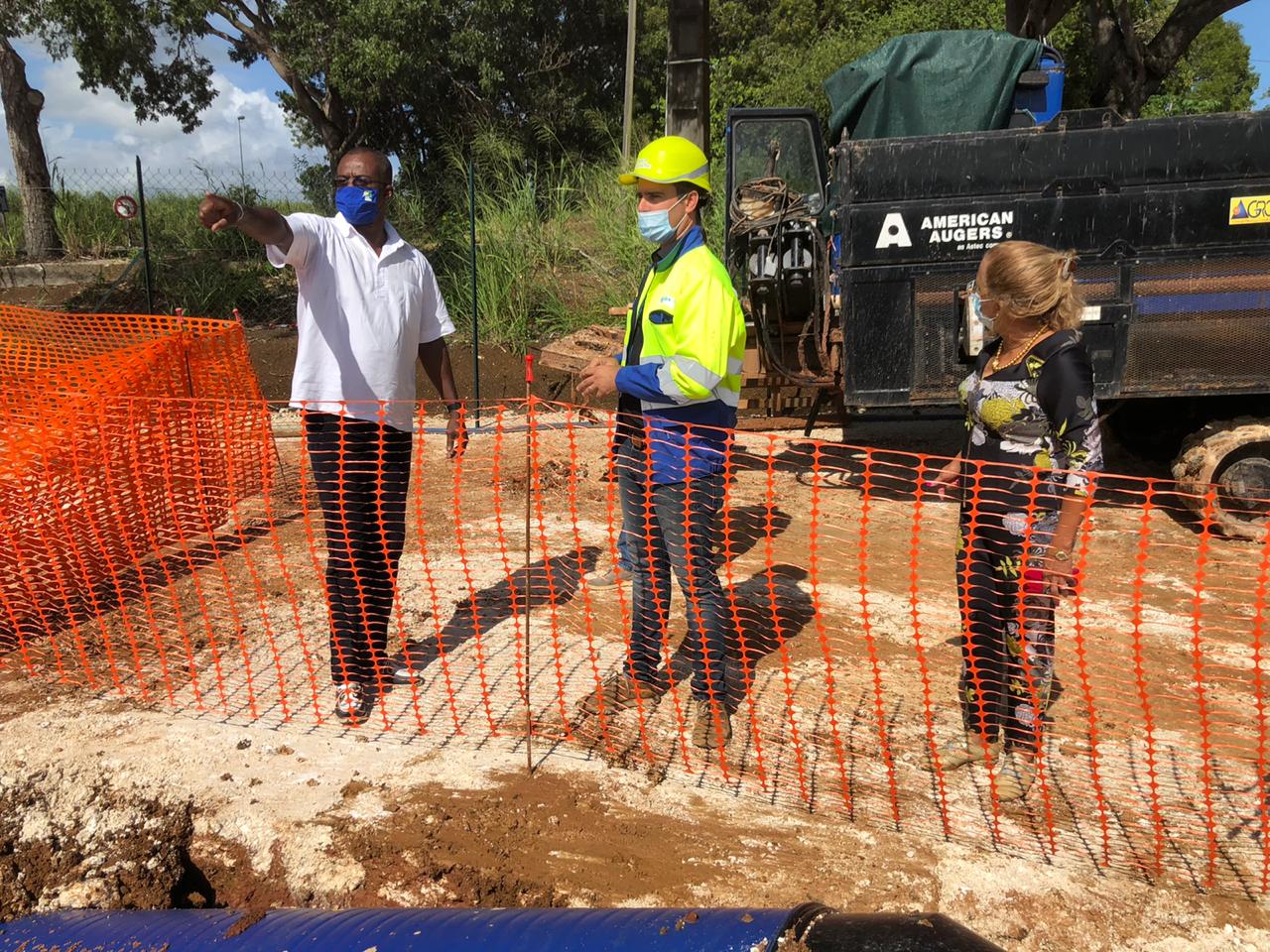     Ary Chalus visite des chantiers de rénovation de canalisations à Baie-Mahault et au Gosier

