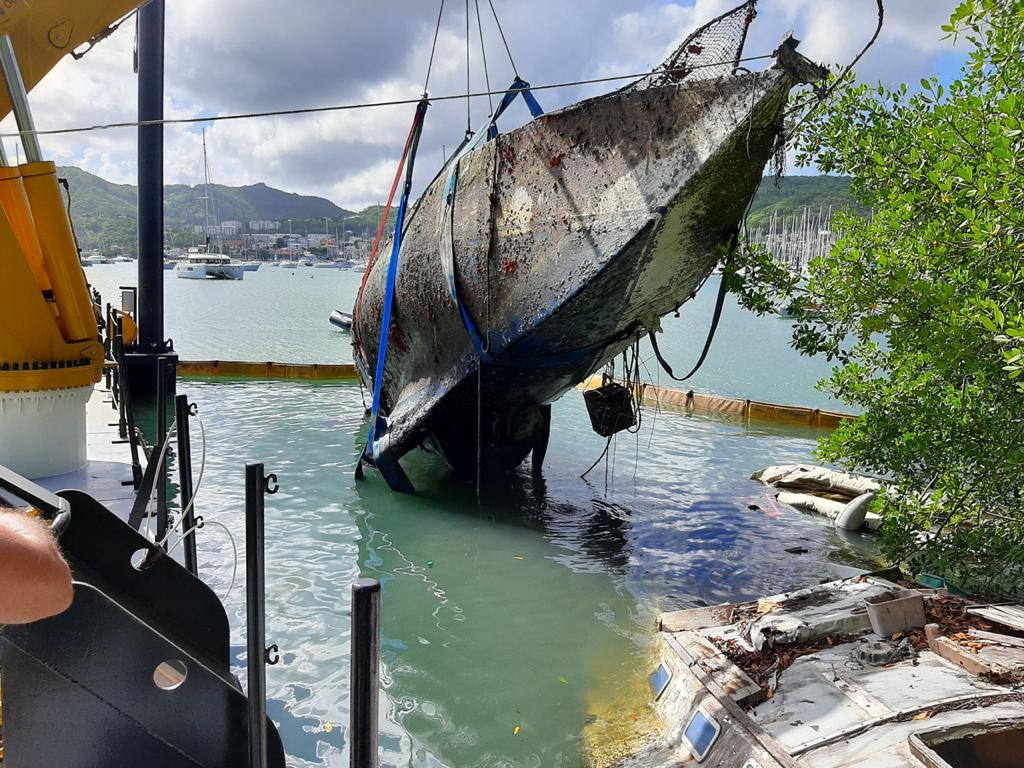     Que faire des 350 bateaux hors d'usage qui polluent la mer en Martinique ?

