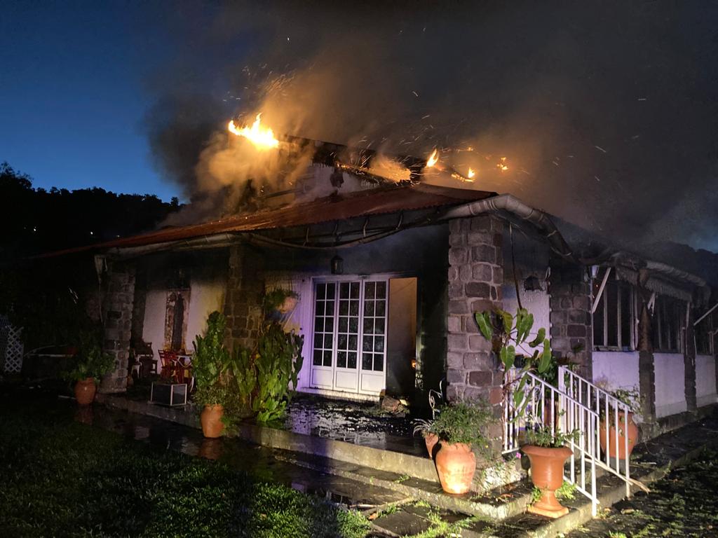     Une maison en bois emportée par les flammes à Gourbeyre

