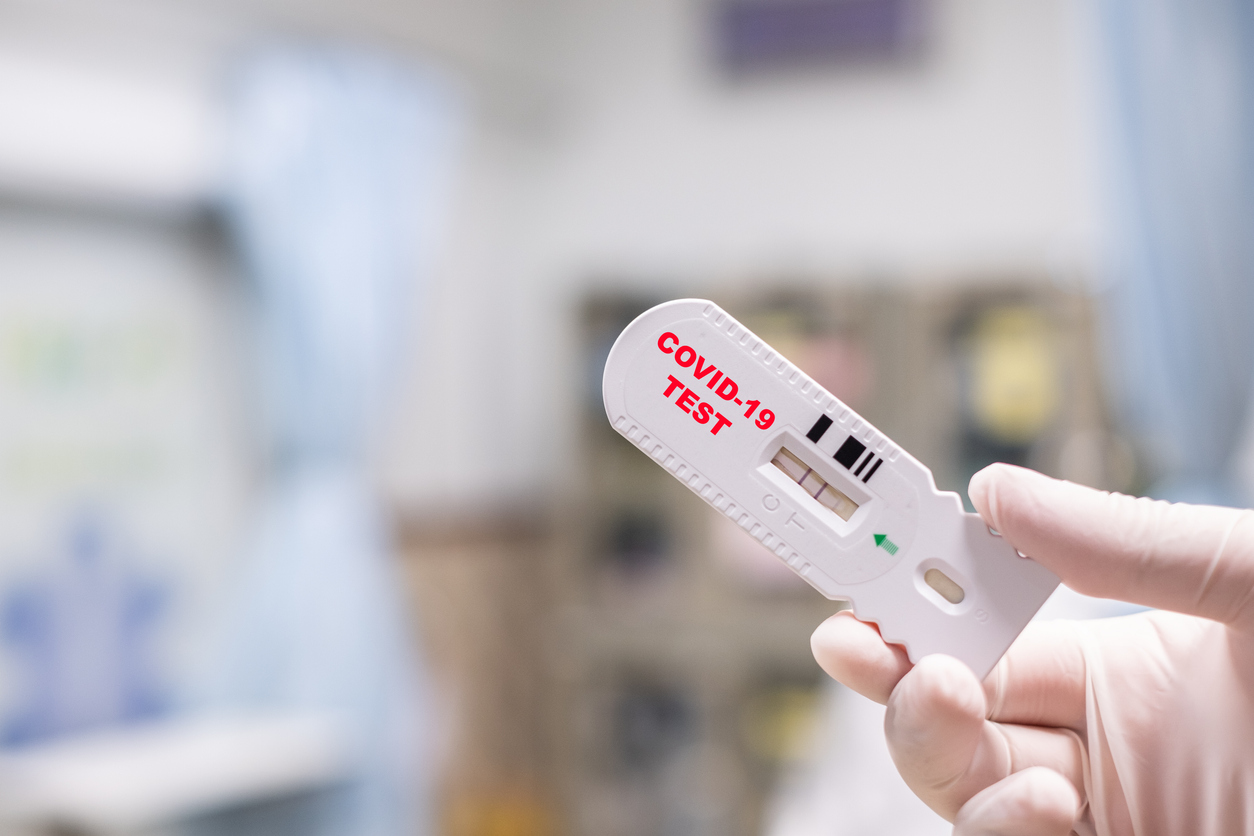     Tests antigéniques : une utilisation qui fait débat

