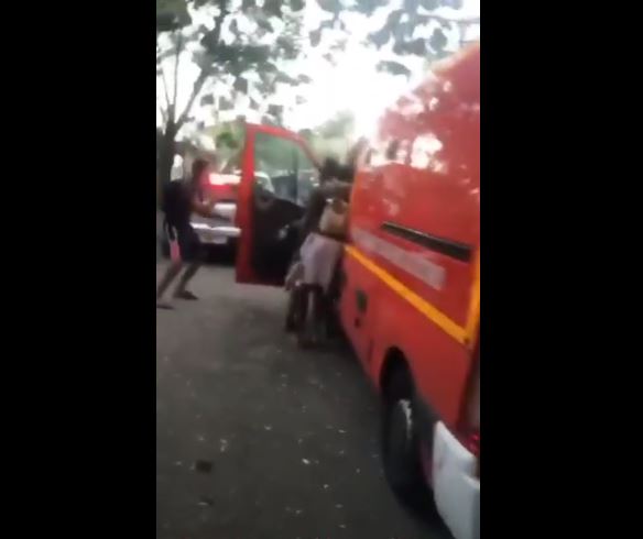     Un camion de pompiers "visité" par des jeunes en pleine intervention

