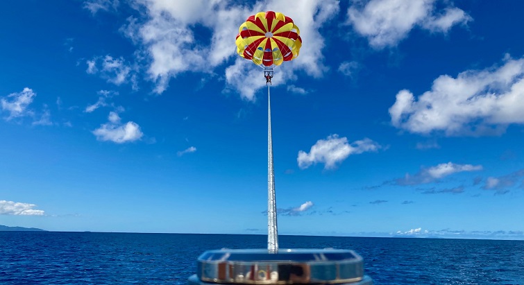     Le parachute ascensionnel, nouvelle activité contemplative à Port-Louis

