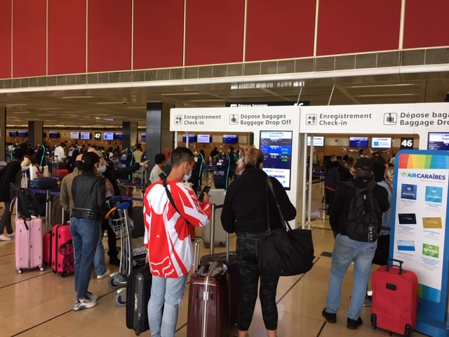     Une panne du système de bagages au terminal vers les Antilles provoque la « pagaille » à l’aéroport d’Orly


