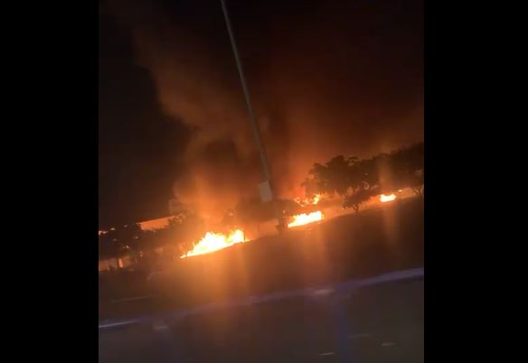     Des abris à caddies brûlés à Carrefour Dillon et un feu de voiture sur le parking d'Océanis au Robert

