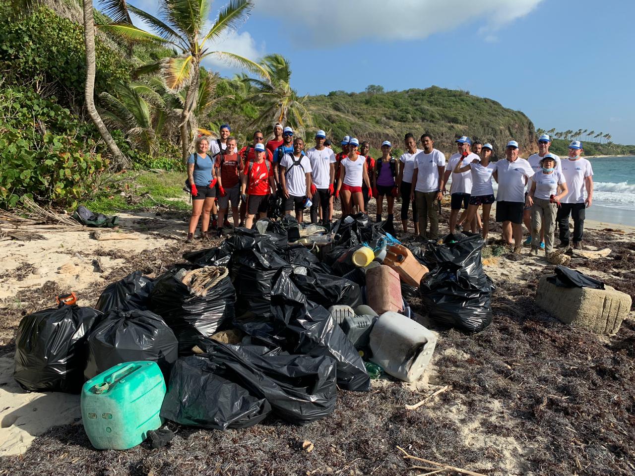     Une collecte des déchets sur le littoral de Cap Chevalier

