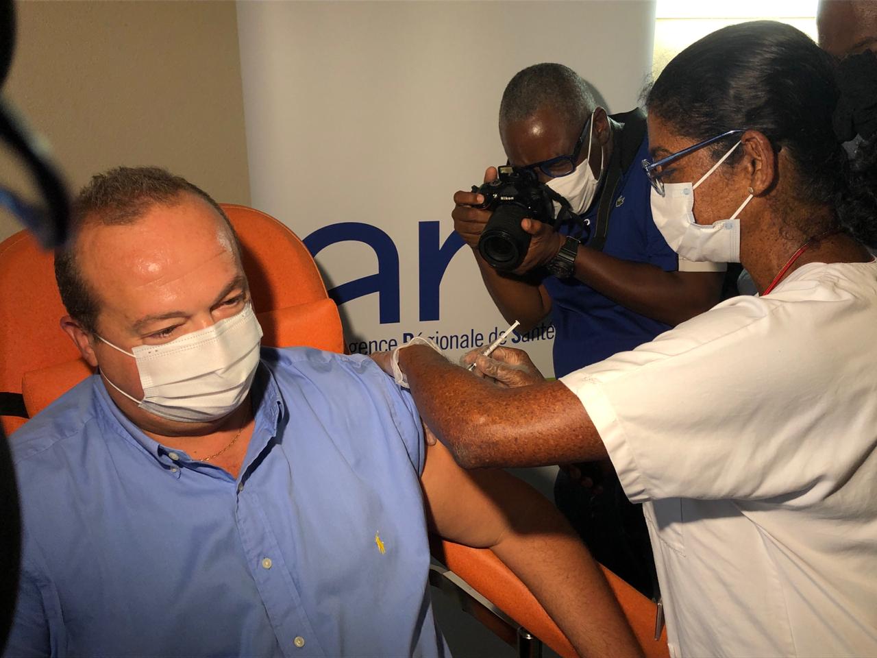     Jérôme Viguier, directeur de l'ARS, est le premier vacciné de Martinique

