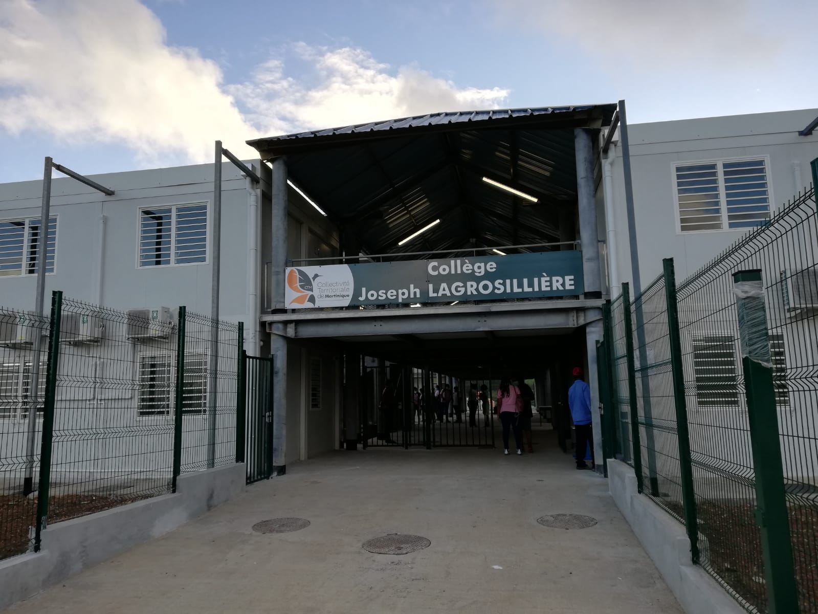     Les élèves du collège Lagrosillière à Sainte-Marie ont pris possession de leur nouvel établissement

